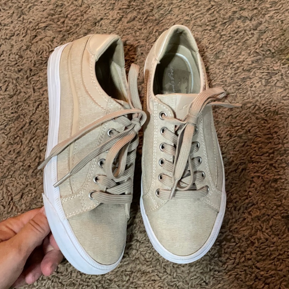 Women’s casual sneakers